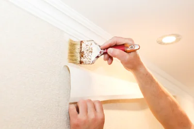 Pose de papier peint à Speloncato — revêtements muraux et toiles de verre